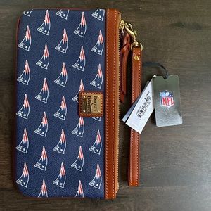 Dooney & Bourke Patriots Big Wristlet NWT